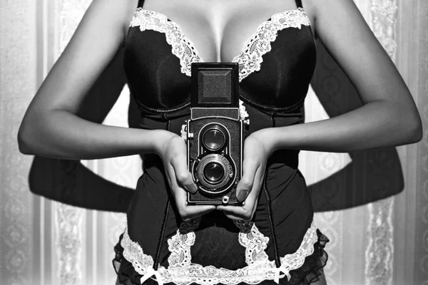 Sexy Femeie Sâni Mari Corset Holding Vechi Camera Film Perete — Fotografie, imagine de stoc