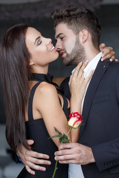 Cuplu Tânăr Fericit Trandafir Dragoste Îmbrățișa Reciproc Interior — Fotografie, imagine de stoc