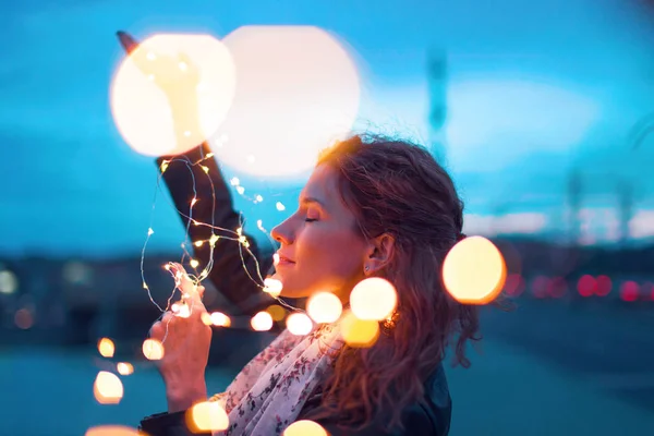 Roodharige Vrouw Met Licht Fairy Garland Avond Dromen Buiten — Stockfoto