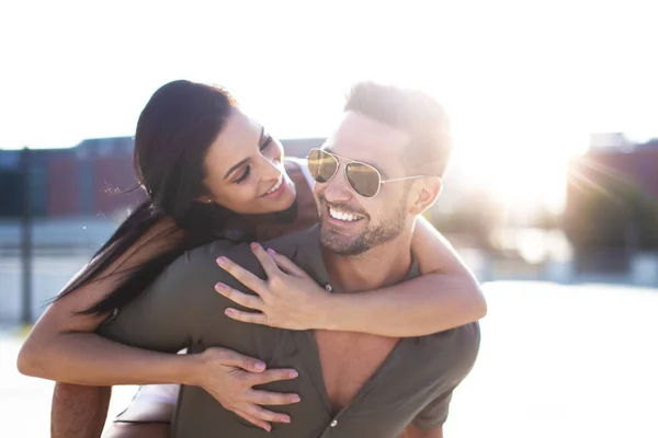 Feliz Joven Mujer Abrazando Elegante Hombre Vuelta Aire Libre Puesta — Foto de Stock