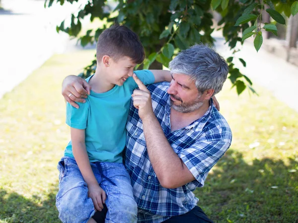Father Lie Detector Pushing Sons Nose Outdoors — Stock Photo, Image