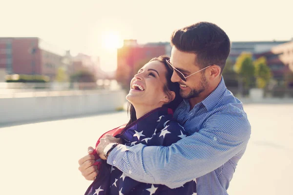 Erfolgreicher Amerikanischer Geschäftsmann Bedeckt Frau Mit Flagge Freien — Stockfoto