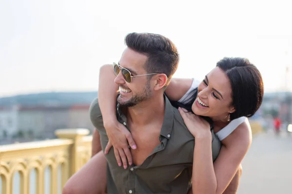 Feliz Joven Mujer Abrazando Hombre Elegante Vuelta Aire Libre Puesta — Foto de Stock