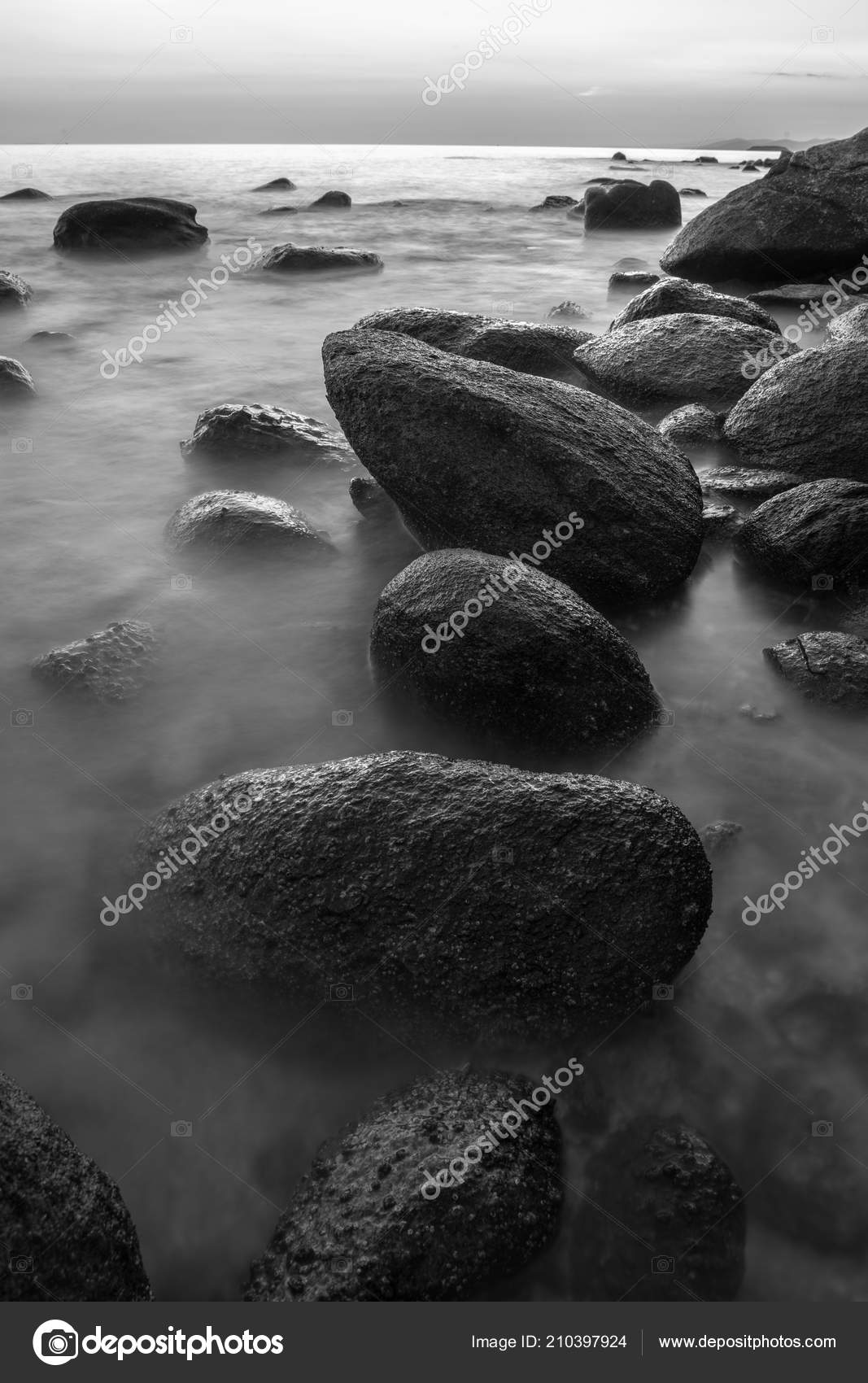 Bord Mer Rocheux Coucher Soleil Noir Blanc Longue Exposition Image Libre De Droit Par Sakkmesterke C