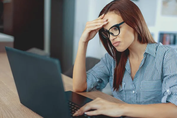 Jovem Decepcionado Sentidor Mulher Lendo Más Notícias Laptop Dentro Casa — Fotografia de Stock