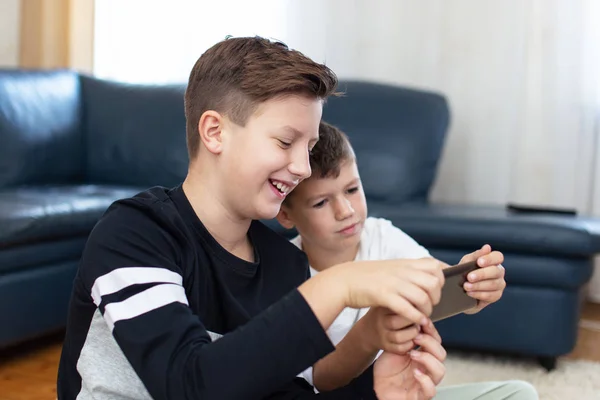 Glückliche Kleine Kaukasische Jungen Mit Smartphone Hause — Stockfoto