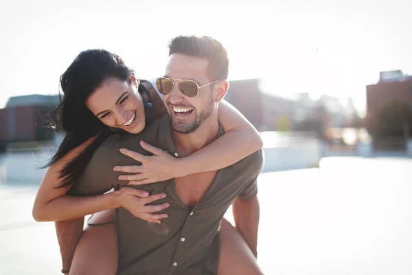 Happy Young Caucasian Urban Couple Laughing Doing Piggyback Outdoors Happiness — Stock Photo, Image