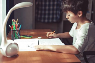 Ödev yapmak veya evde öğrenme genç küçük okul çocuğu