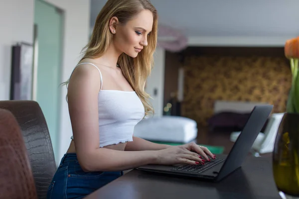 Unga Blonda Kvinnan Att Skriva Laptop Inomhus Hemma — Stockfoto