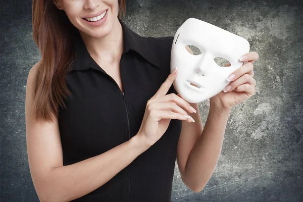 Mulher segurando máscara branca, vida dupla — Fotografia de Stock