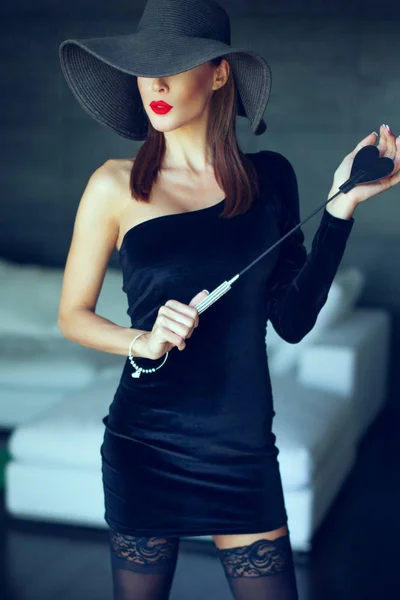 Gepassioneerde dominante femme fatale in Hat Holding zweep — Stockfoto