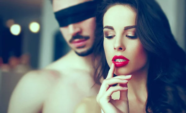 Sensuele vrouw voorspel met jonge man in blinddoek — Stockfoto