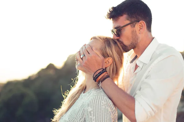 Mann bedeckt Frauenaugen mit der Hand in der Natur — Stockfoto