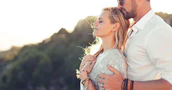 Junger Mann hält tagträumende Freundin an der Schulter in der Natur — Stockfoto