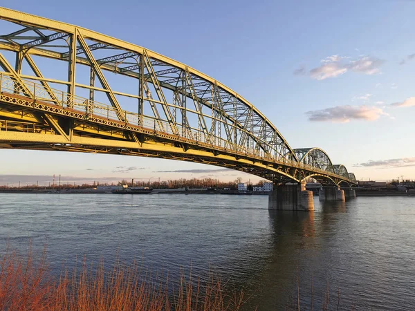 ドナウ川 コマルム コマルノのハンガリー スロバキア国境のエリザベート橋 — ストック写真