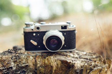 ahşap zemin üzerinde eski analog kamera.