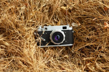 ahşap zemin üzerinde eski analog kamera.