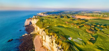 Tebeşir kayalıklarla Etretat - Normandy, Fransa hava Panoraması