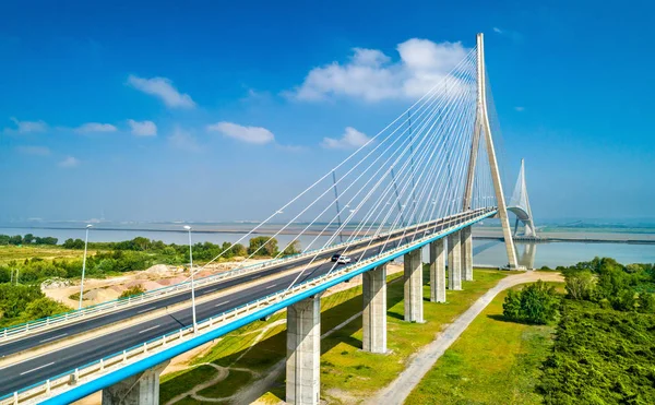 A Pont de Normandie, közúti híd a Szajnán köti össze Le Havre Honfleur, Normandia, Franciaország — Stock Fotó