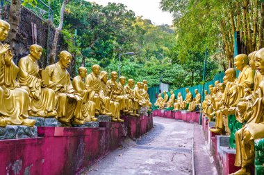 On bin Buda Manastırı Hong Kong giderken heykeller
