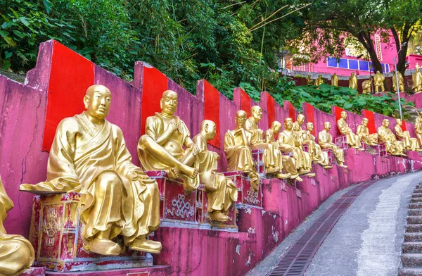 Patsaat matkalla kymmenen tuhannen Buddhan luostariin Hongkongissa — kuvapankkivalokuva