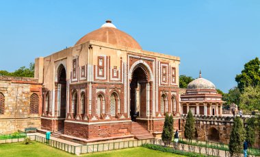 Alai Darwaza ve Imam Zamin kabrinde Qutb karmaşık Delhi, Hindistan