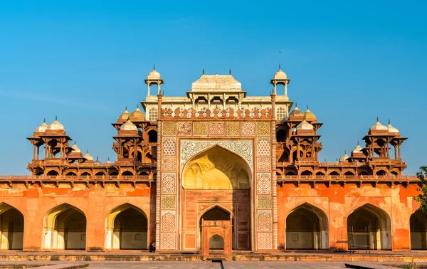 Túmulo de Akbar, o Grande, no Forte Sikandra em Agra, Índia — Fotografia de Stock