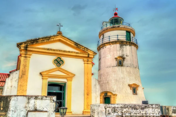 Capela de Nossa Senhora da Guia och fyren Guia på Guia fästning i Macau, Kina — Stockfoto