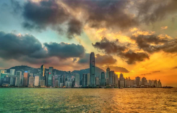Zonsondergang boven de Victoria-haven in Hong Kong — Stockfoto