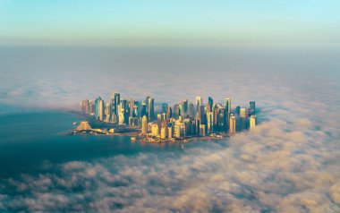 Doha havadan görünümü sabah sis - Katar, Basra Körfezi ile