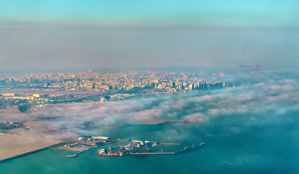 Luchtfoto van Doha door de mist van de ochtend - Qatar, de Perzische Golf — Stockfoto