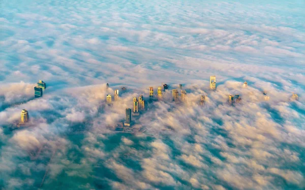 Luchtfoto van Doha door de mist van de ochtend - Qatar, de Perzische Golf — Stockfoto