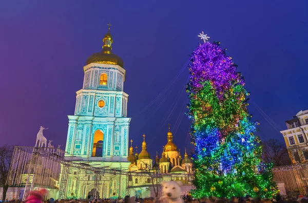 Árvore de Natal e Catedral de Santa Sofia, Patrimônio Mundial da UNESCO em Kiev, Ucrânia — Fotografia de Stock