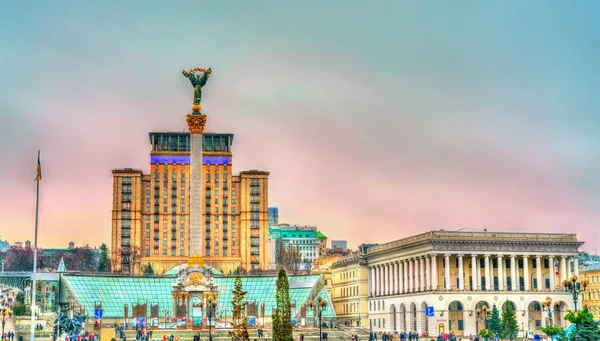 Maidan Nezalezhnosti ou Praça da Independência, a praça central de Kiev, Ucrânia — Fotografia de Stock