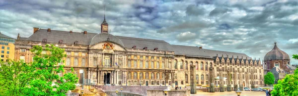 Het paleis van de prins-bisschoppen op place Saint-Lambert in Luik, België — Stockfoto