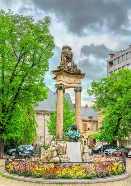 Estatua de Jean Del Cour en la plaza de San Pablo en Lieja, Bélgica — Foto de Stock