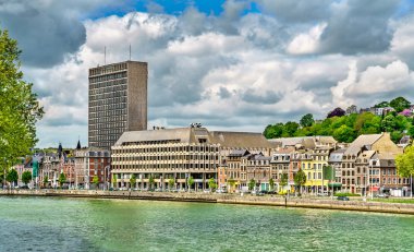 Liege, Belçika Meuse Nehri üzerinde bir şehir görünümünü