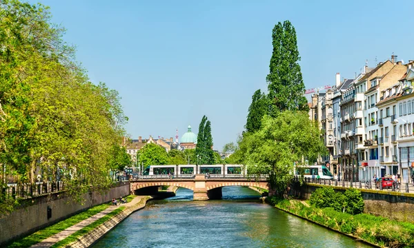 Tram van de stad over de zieke rivier in Straatsburg, Frankrijk — Stockfoto