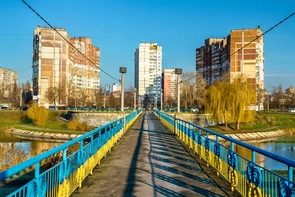 Brug over een meer in Kiev, de hoofdstad van Oekraïne — Stockfoto