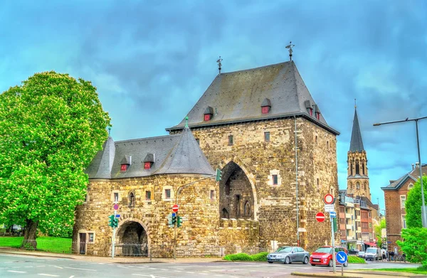 Atrakce Ponttor, středověká městská brána ze Aachen v Německu — Stock fotografie