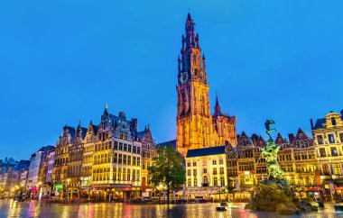 Our Lady ve Silvius Brabo Çeşme Antwerp, Belçika Grote Markt meydanında katedral