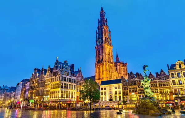 Katedralen i Our Lady och Silvius Brabo fontänen på torget Grote Markt i Antwerpen, Belgien — Stockfoto