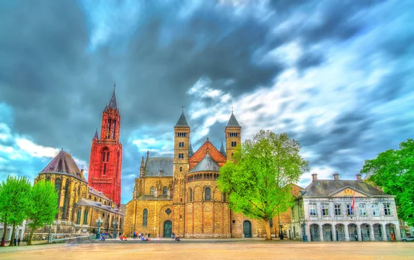 Βασιλική του Saint Servatius και η εκκλησία του Αγίου Ιωάννη στην πλατεία Vrijthof σε Μάαστριχτ, Ολλανδία — Φωτογραφία Αρχείου
