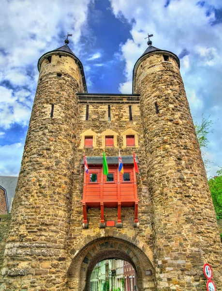 Helpoort oder Höllentor, ein mittelalterliches Tor in Maastricht, den Niederlanden — Stockfoto