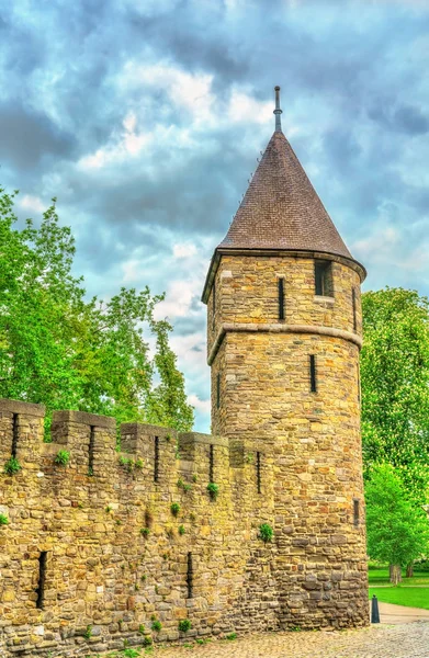 Ein mittelalterlicher Stadtturm von Maastricht, den Niederlanden — Stockfoto