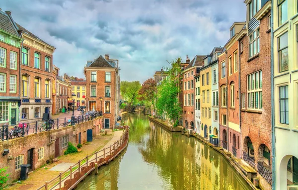 Case tradizionali lungo un canale a Utrecht, Paesi Bassi — Foto Stock