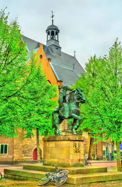 Standbeeld van Sint Willibrord in de buurt van de kerk van de Janskerk in Utrecht, Nederland — Stockfoto