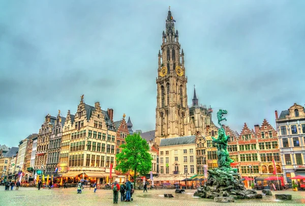 Katedrála Panny Marie a Silvius Brabo kašna na náměstí Grote Markt v Antverpách, Belgie — Stock fotografie