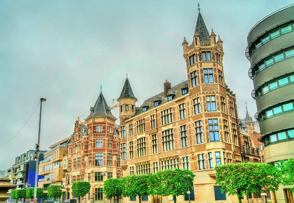 Historiska byggnader i gamla stan, i Antwerpen, Belgien — Stockfoto