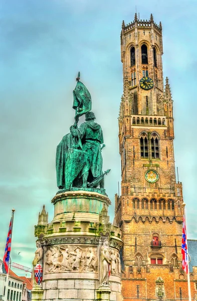 Estatua de Jan Breydel y Pieter de Coninck y el campanario de Brujas, campanario medieval en Bélgica — Foto de Stock